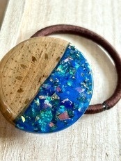 【Mirageシリーズ】ウッドレジン ヘアゴム 青|オーロラホロ×木製 万華鏡柄レーザー刻印 ハンドメイド