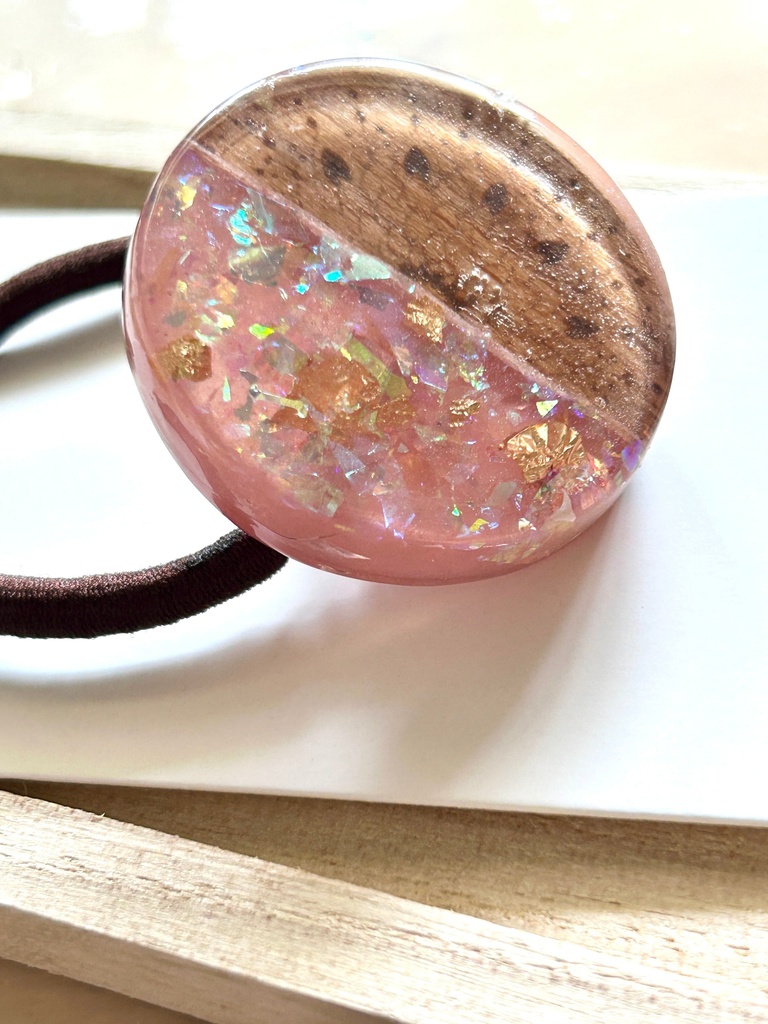 【Mirageシリーズ】ウッドレジン ヘアゴム ピンク|オーロラホロ×万華鏡柄レーザー刻印 ハンドメイド 木製アクセサリー