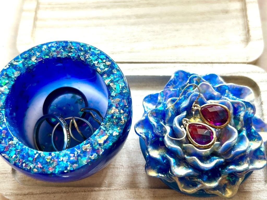 【mirageシリーズ】青い小花のレジン小物入れ|オーロラホロ・アクセサリーケース・ジュエリーボックス|ハンドメイド