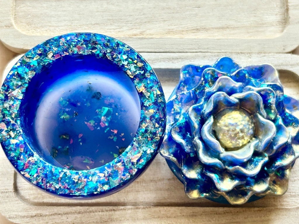 【mirageシリーズ】青い小花のレジン小物入れ|オーロラホロ・アクセサリーケース・ジュエリーボックス|ハンドメイド