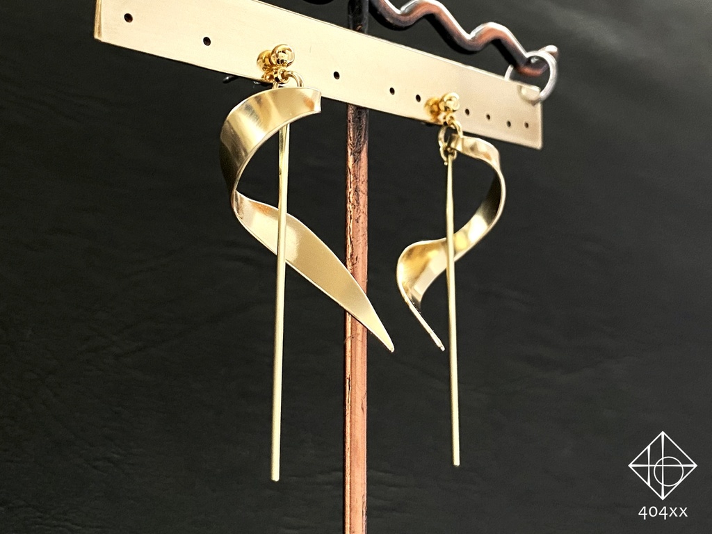 〈流転の耳飾り〉片耳ピアス/イヤリング