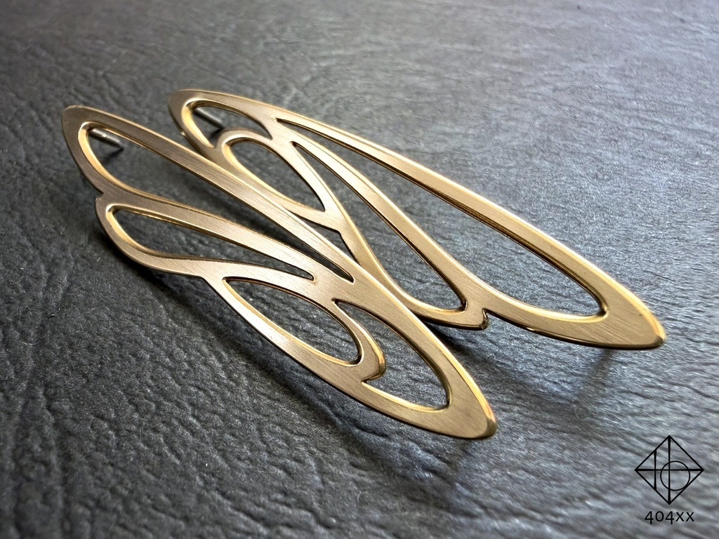〈風乗りの羽〉ブローチ