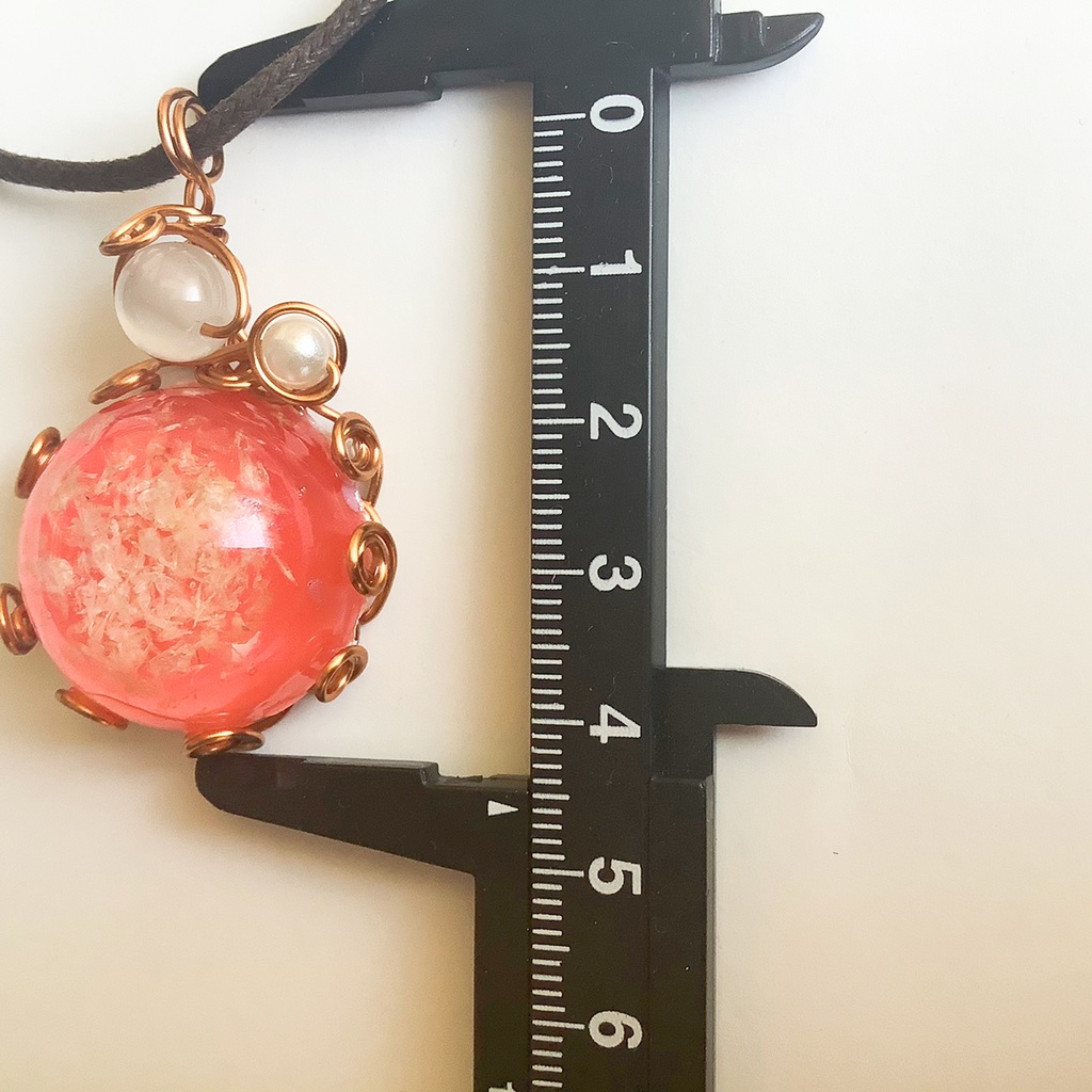 花のペンダント 赤