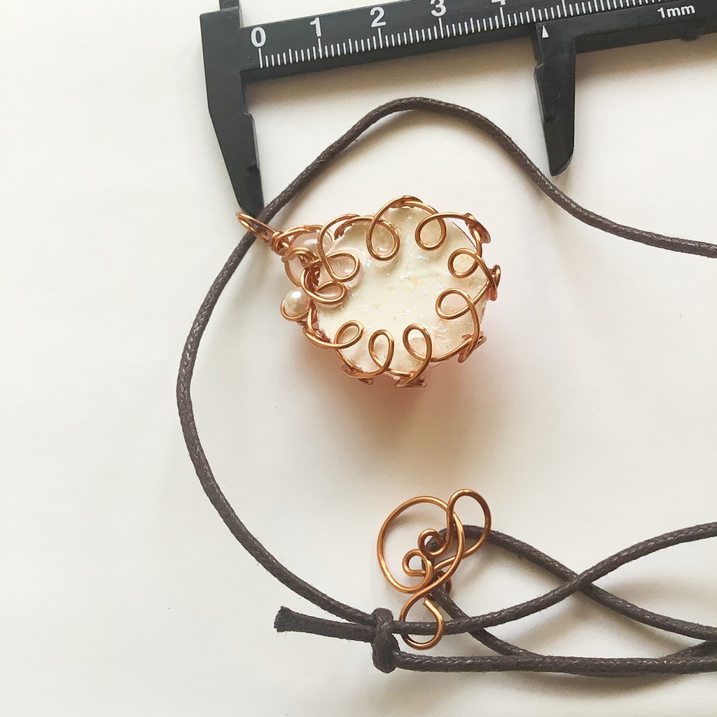 花のペンダント 赤