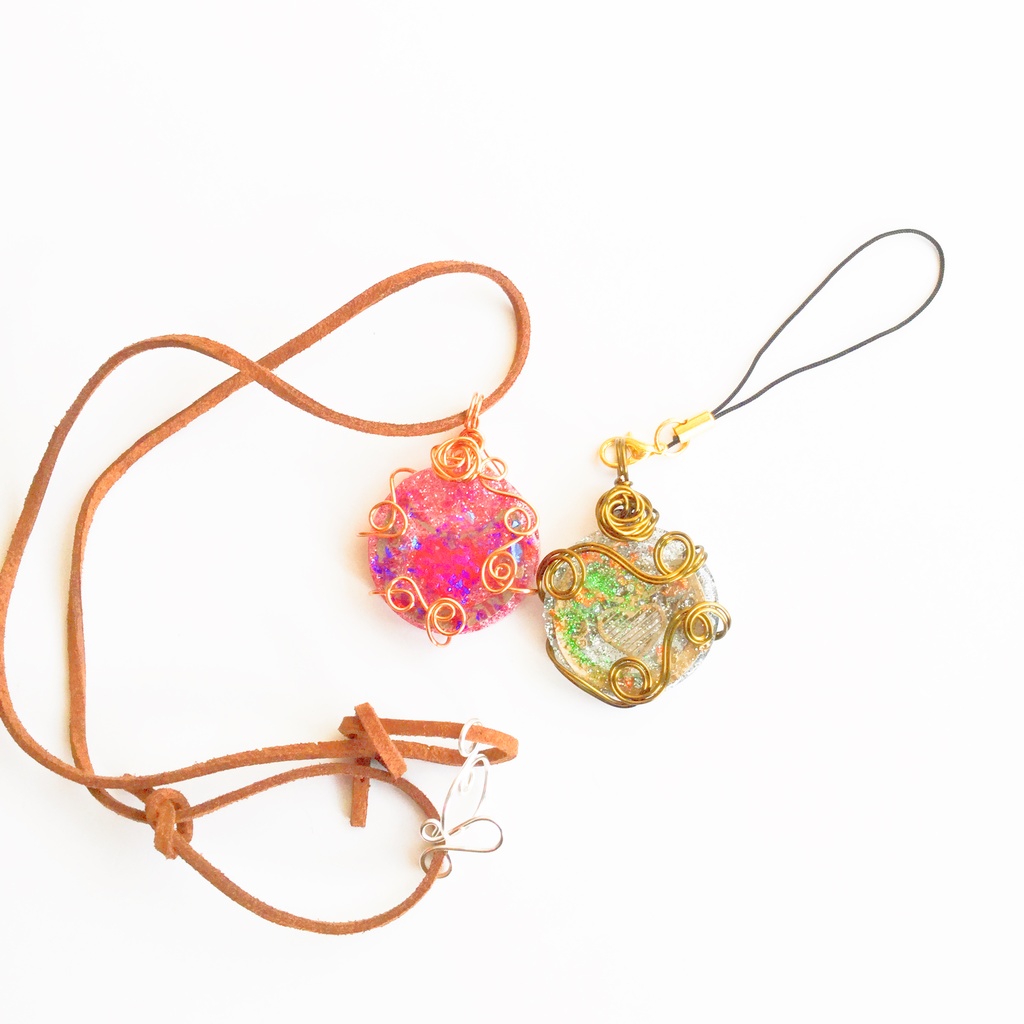 花のペンダント 赤