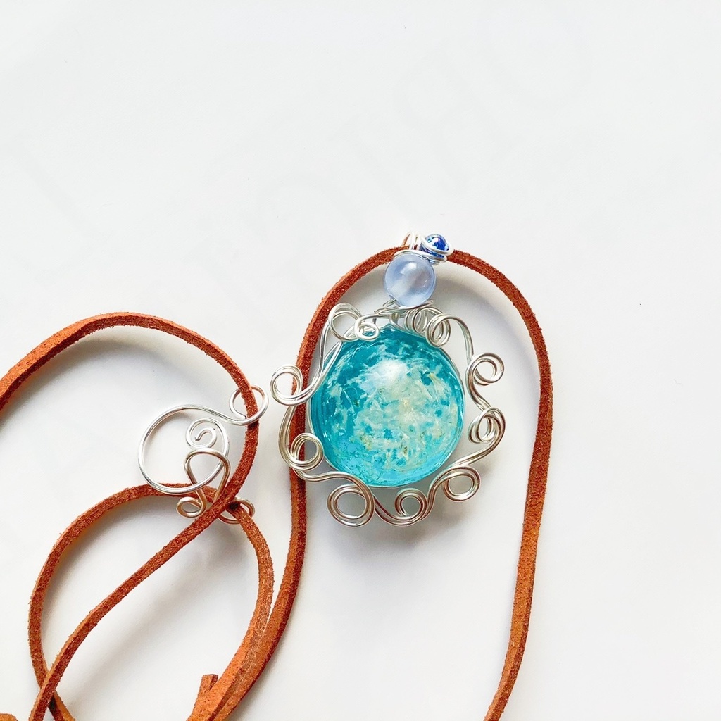 花のペンダント 青