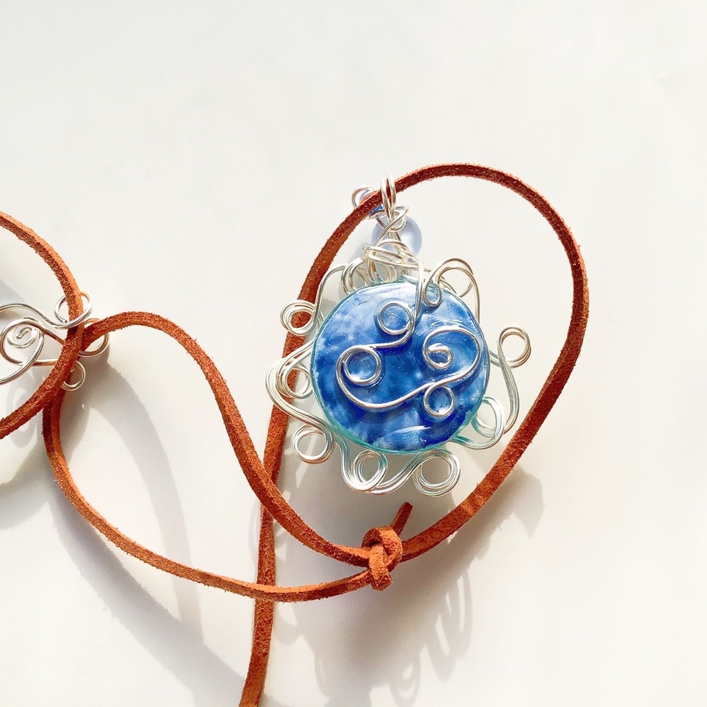 花のペンダント 青