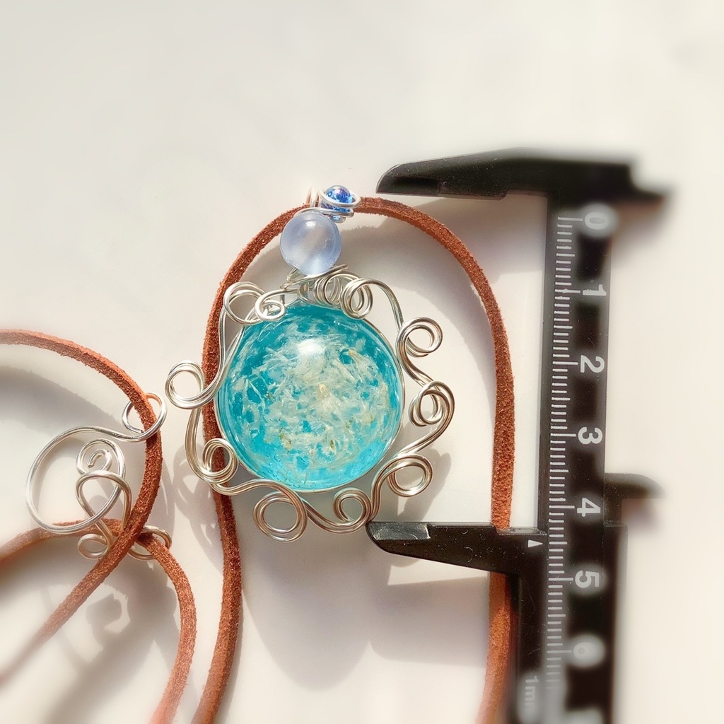 花のペンダント 青