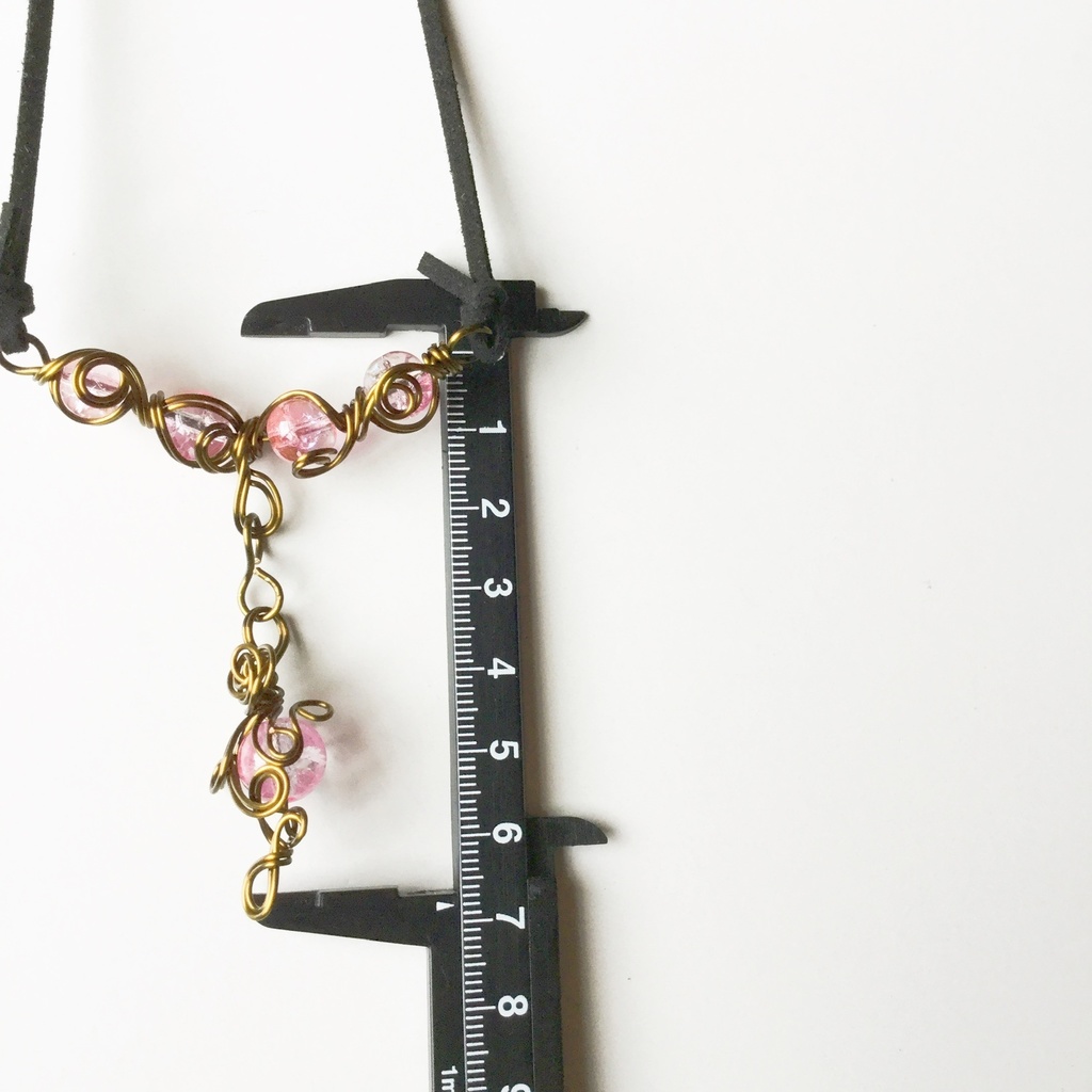 クラックビーズとワイヤーのネックレス