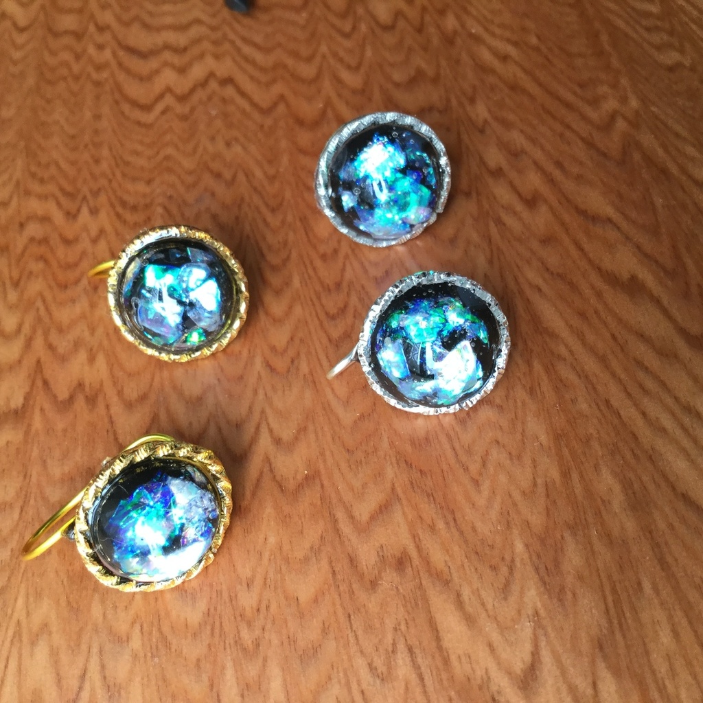 額縁と夜光貝のイヤーカフ