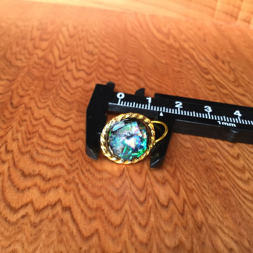 額縁と夜光貝のイヤーカフ