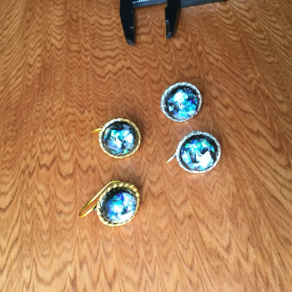 額縁と夜光貝のイヤーカフ