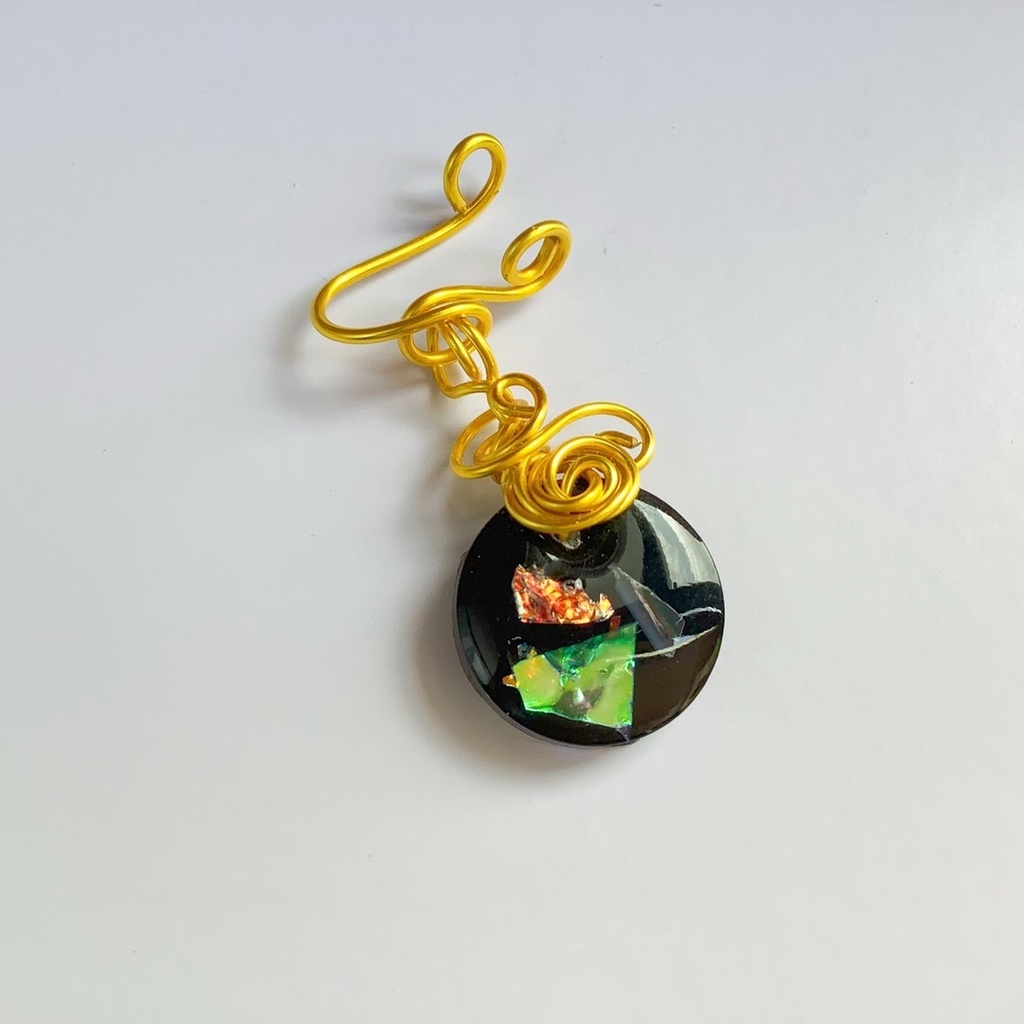 夜光貝のイヤーカフ