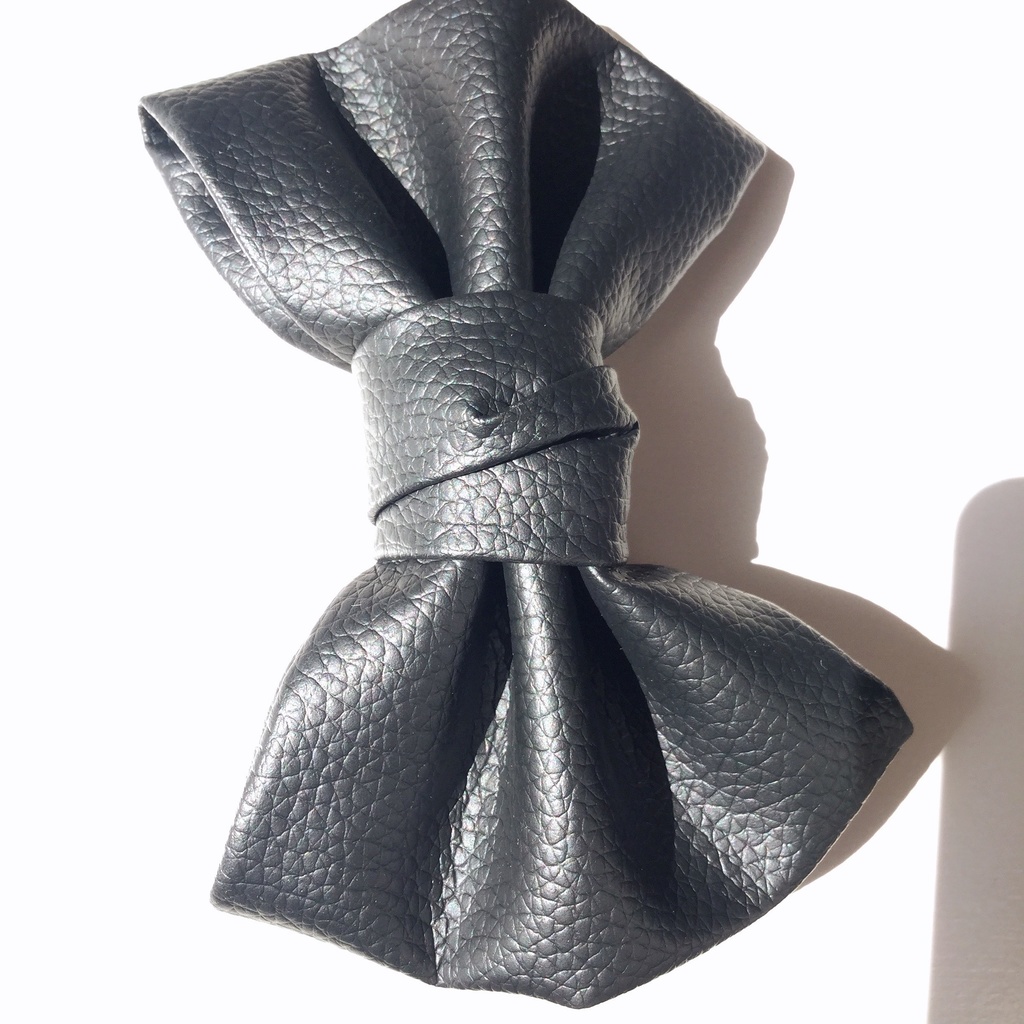 合皮のリボンバレッタ