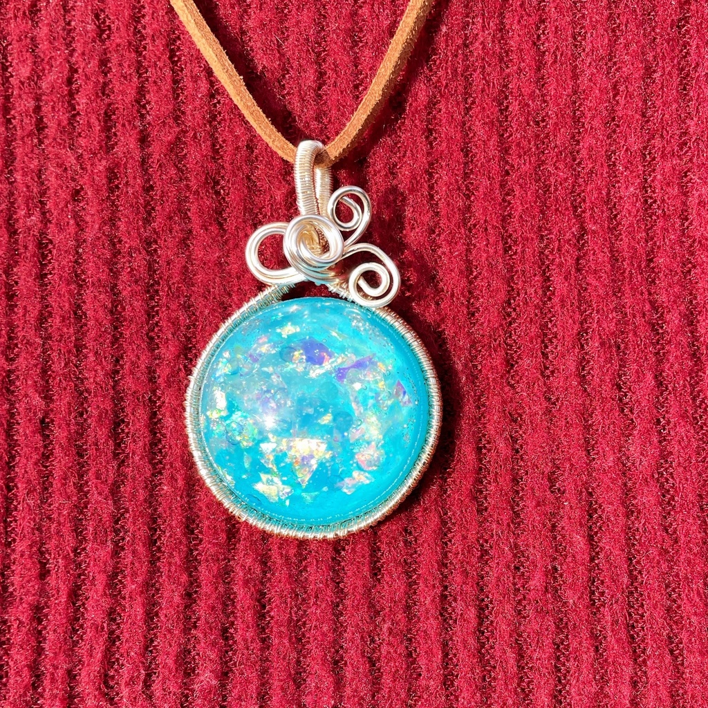 大きなワイヤーネックレス