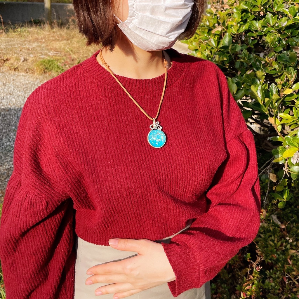 大きなワイヤーネックレス