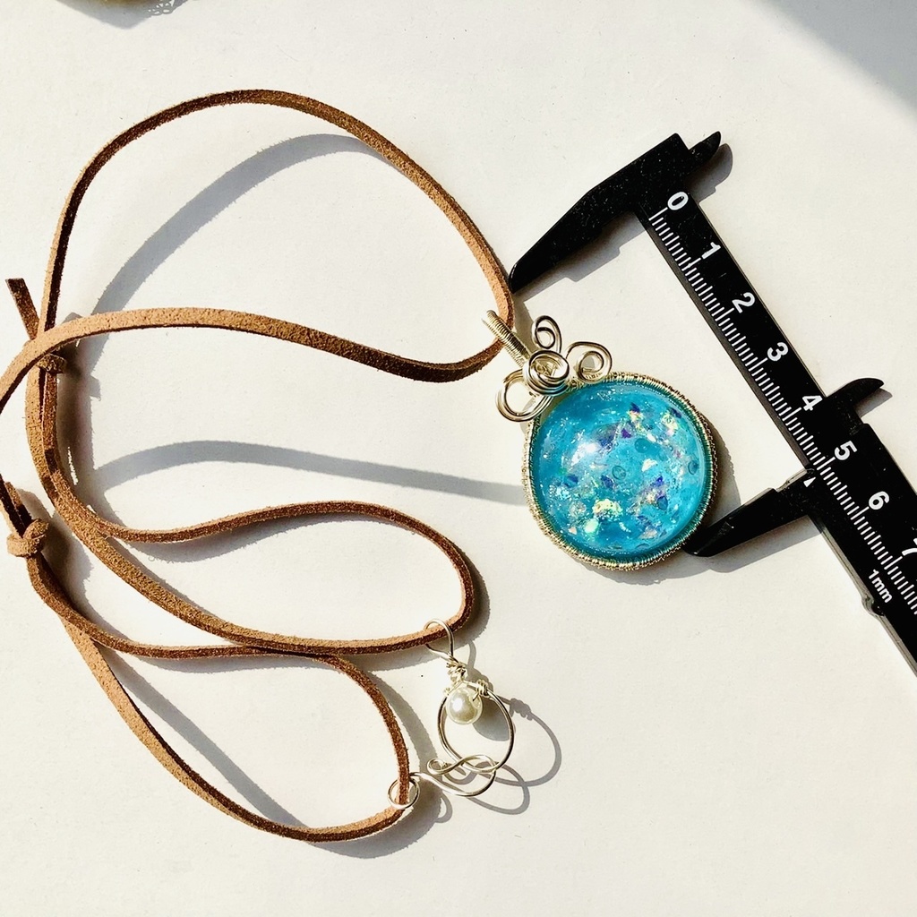 大きなワイヤーネックレス