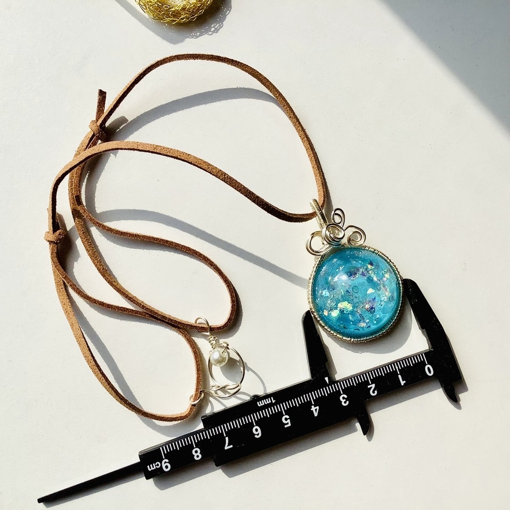 大きなワイヤーネックレス