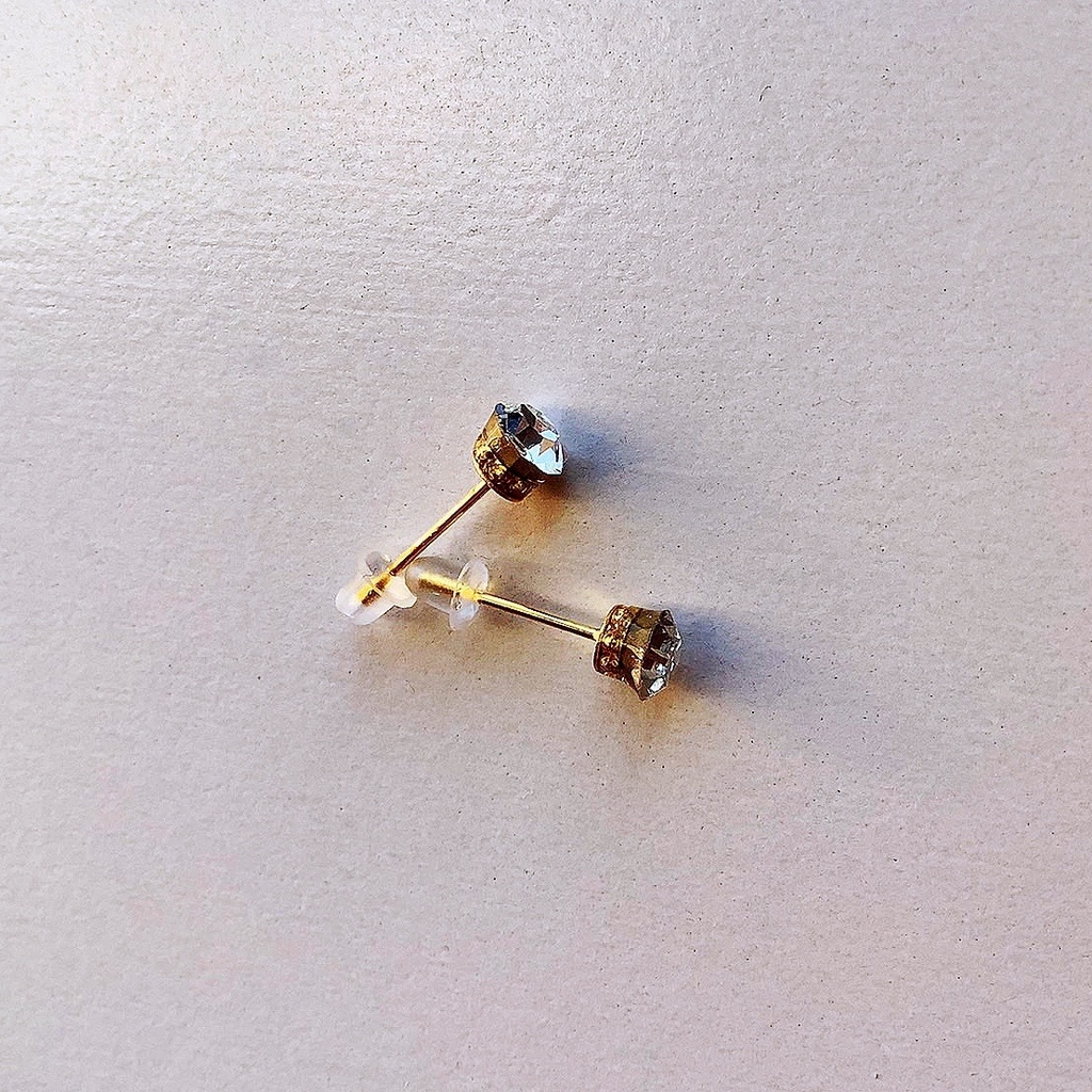 【金属アレルギー対応】5mmガラスの一粒ピアス【サージカルステンレス】