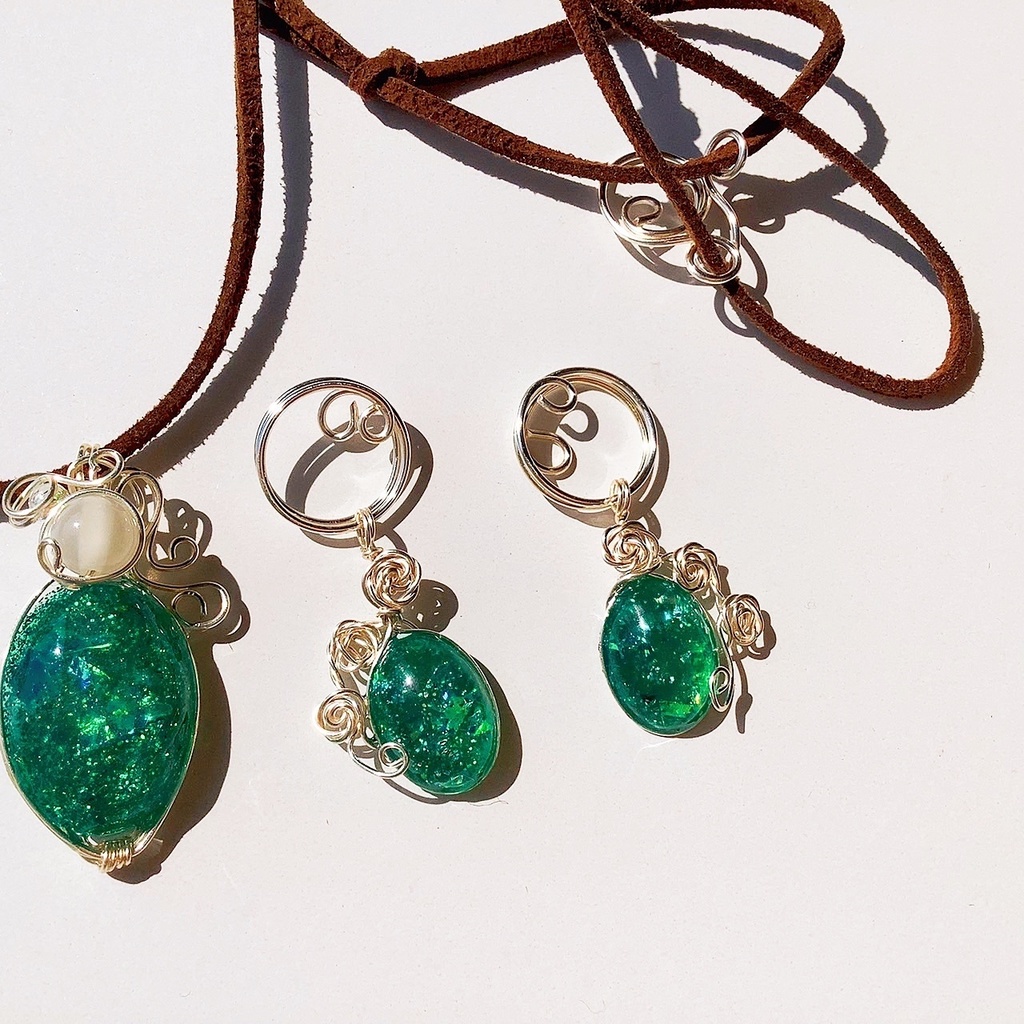 薔薇とエメラルドグリーン イヤリングとペンダント