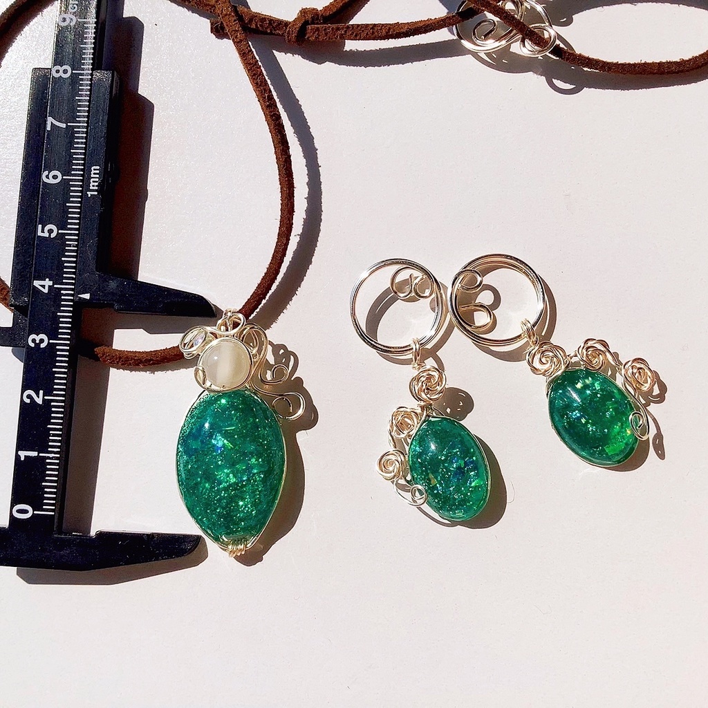 薔薇とエメラルドグリーン イヤリングとペンダント