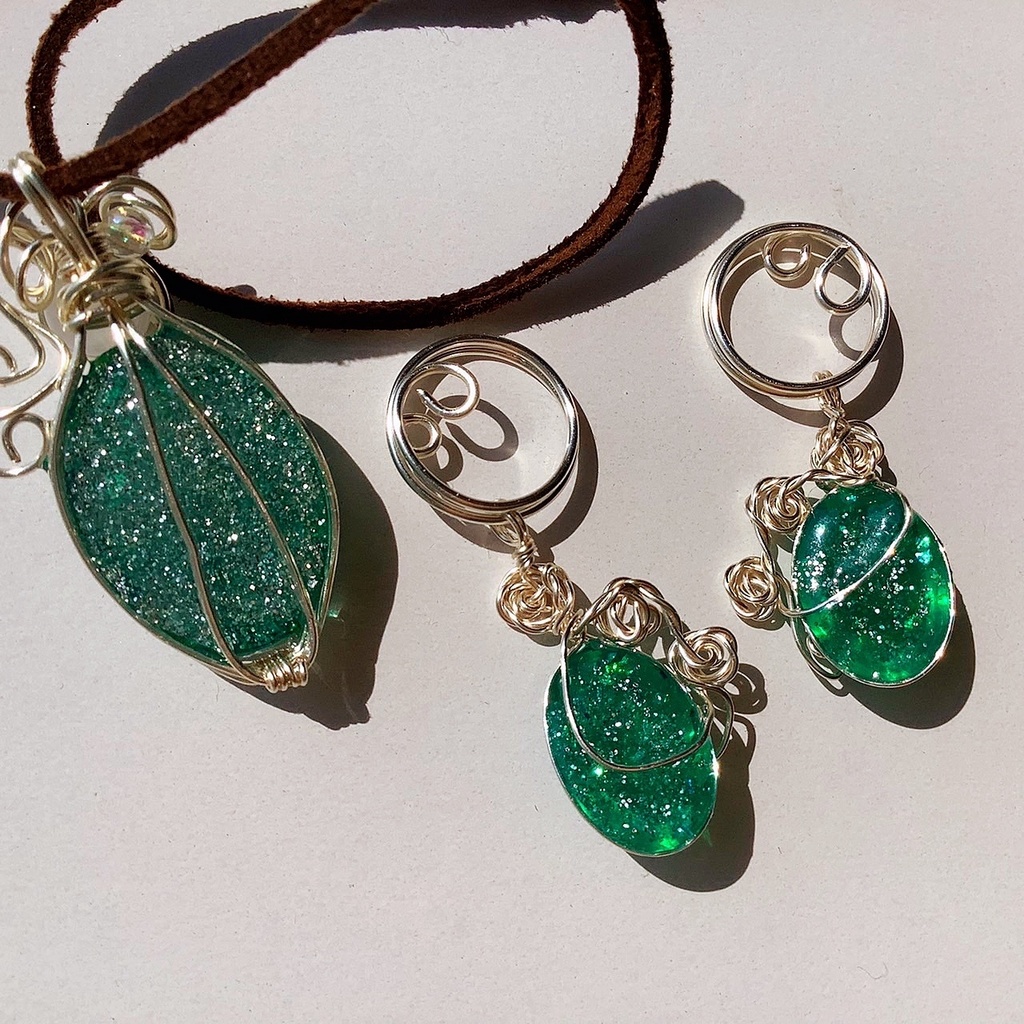 薔薇とエメラルドグリーン イヤリングとペンダント