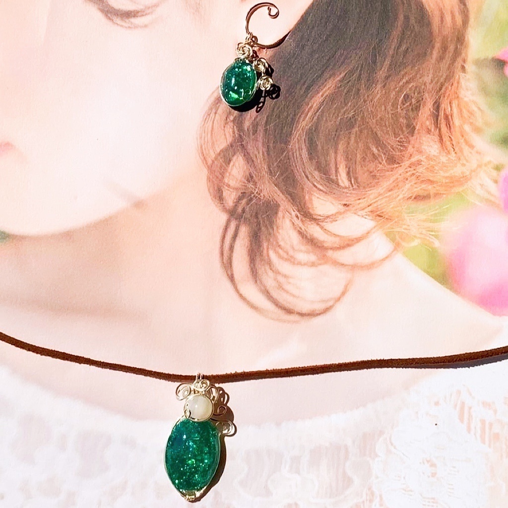 薔薇とエメラルドグリーン イヤリングとペンダント