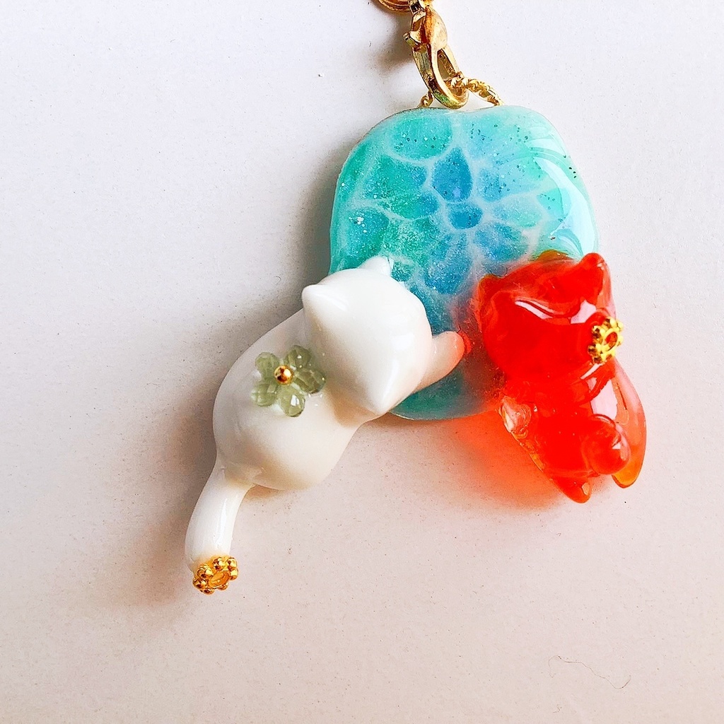 水面のぞき猫のストラップ