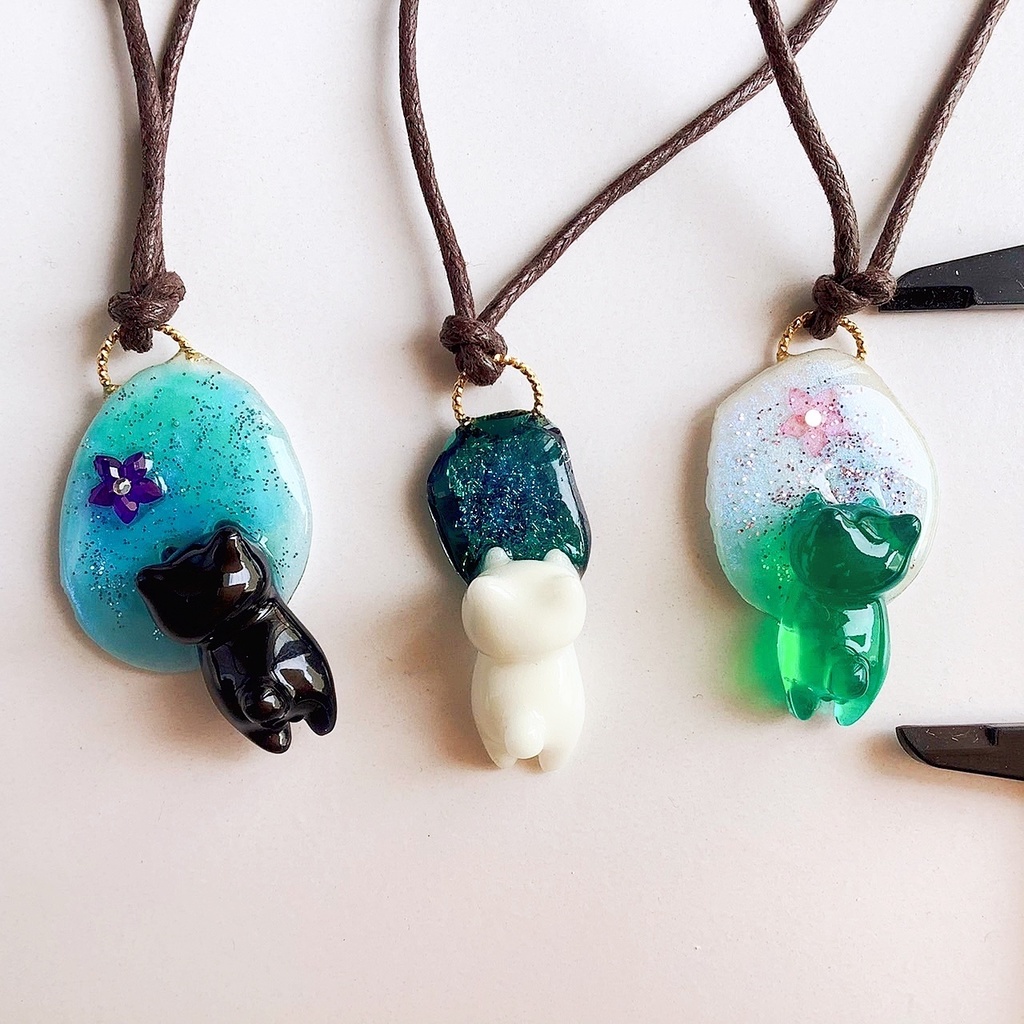 水面のぞき猫のストラップ