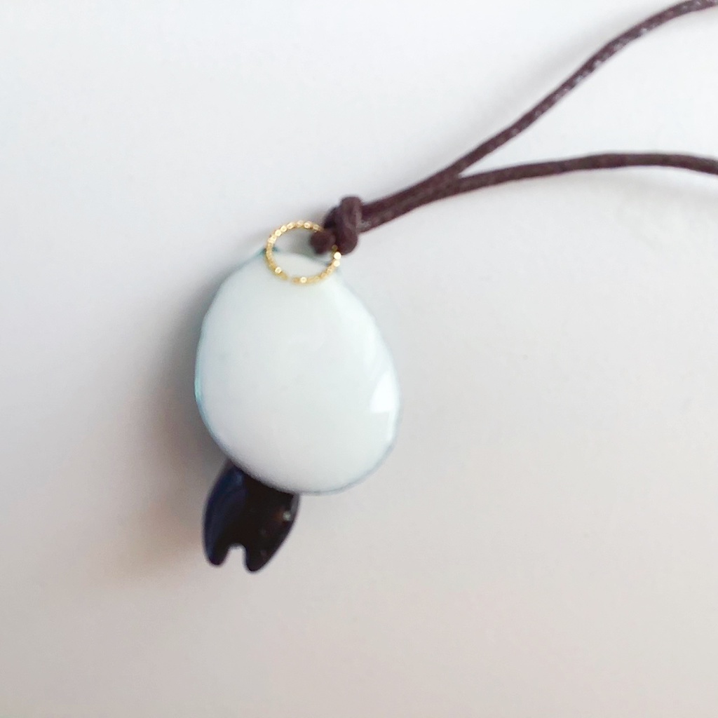 水面のぞき猫のストラップ