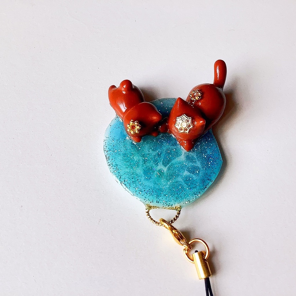 水面のぞき猫のストラップ チョコレート