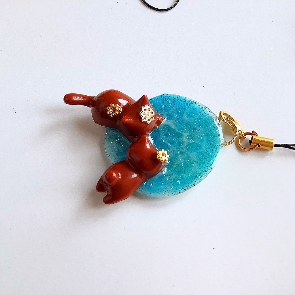 水面のぞき猫のストラップ チョコレート