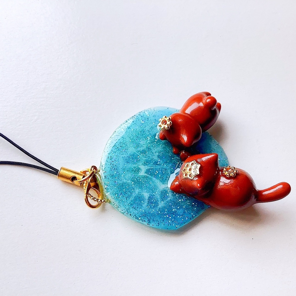 水面のぞき猫のストラップ チョコレート