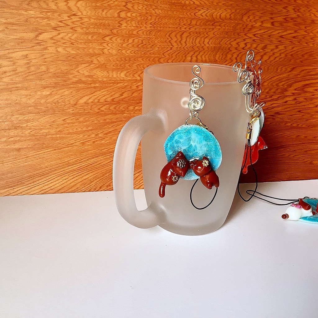 水面のぞき猫のストラップ チョコレート