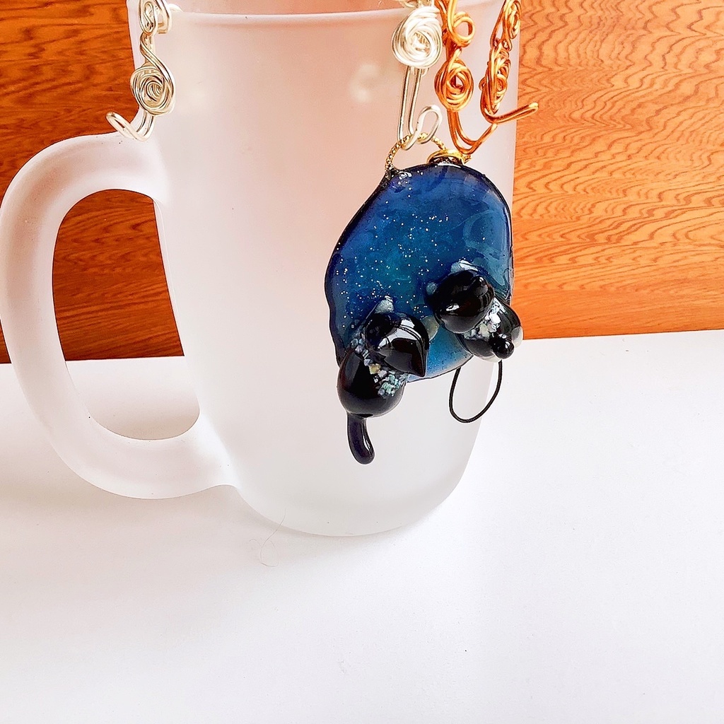 宇宙を泳ぐ猫のストラップ