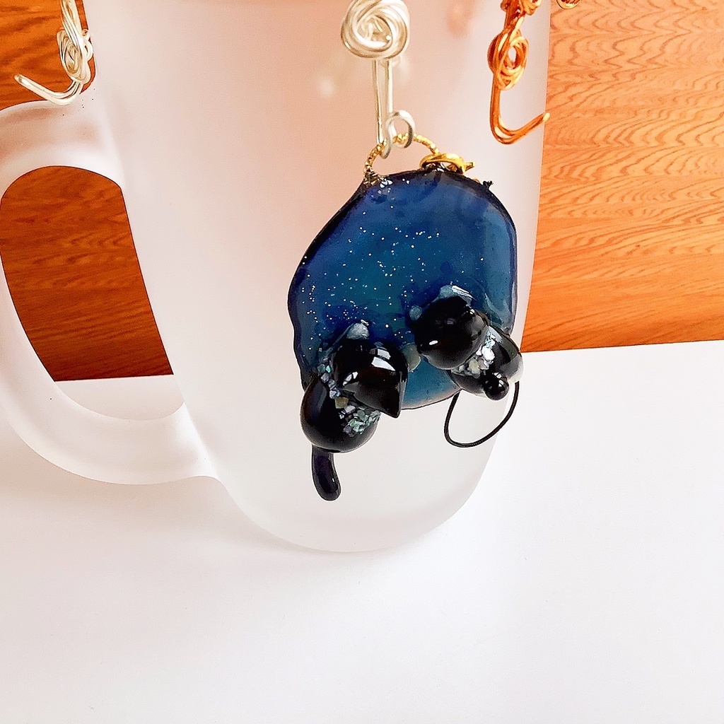 宇宙を泳ぐ猫のストラップ