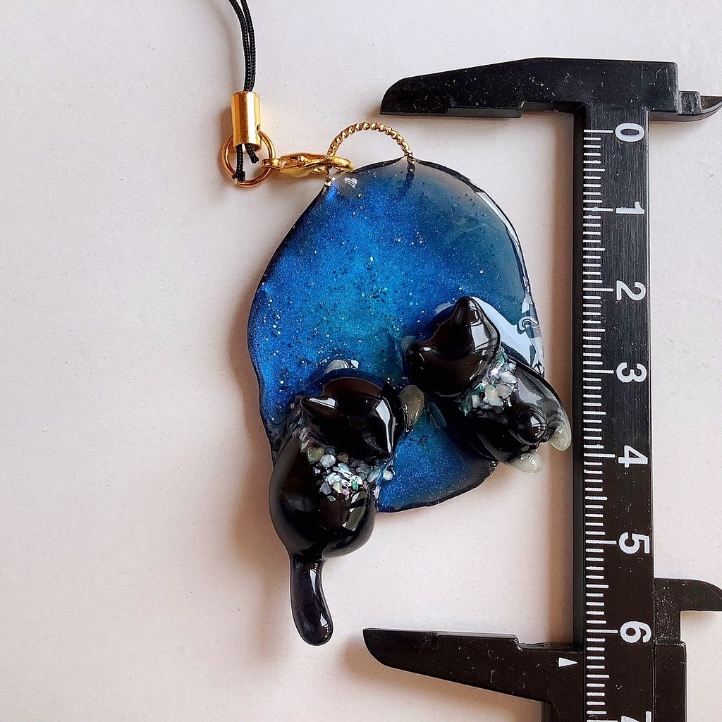 宇宙を泳ぐ猫のストラップ