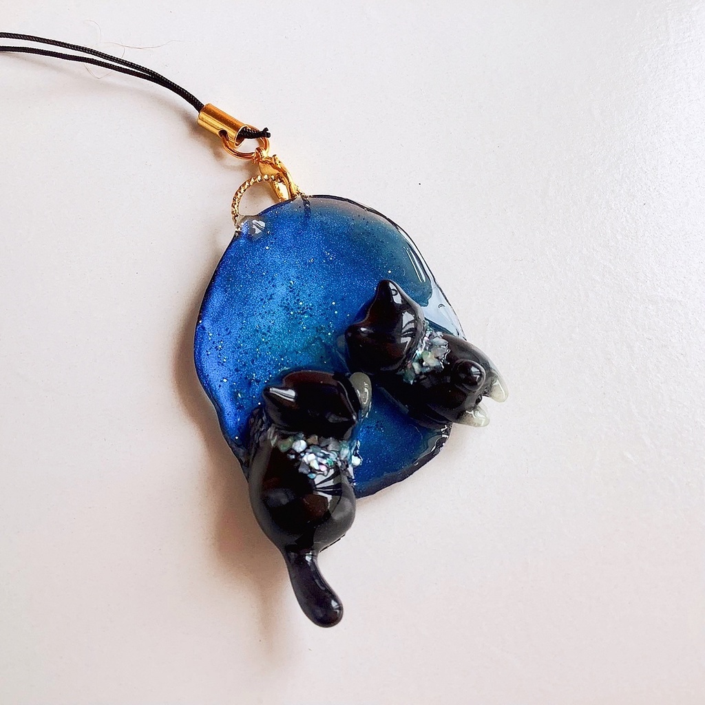 宇宙を泳ぐ猫のストラップ