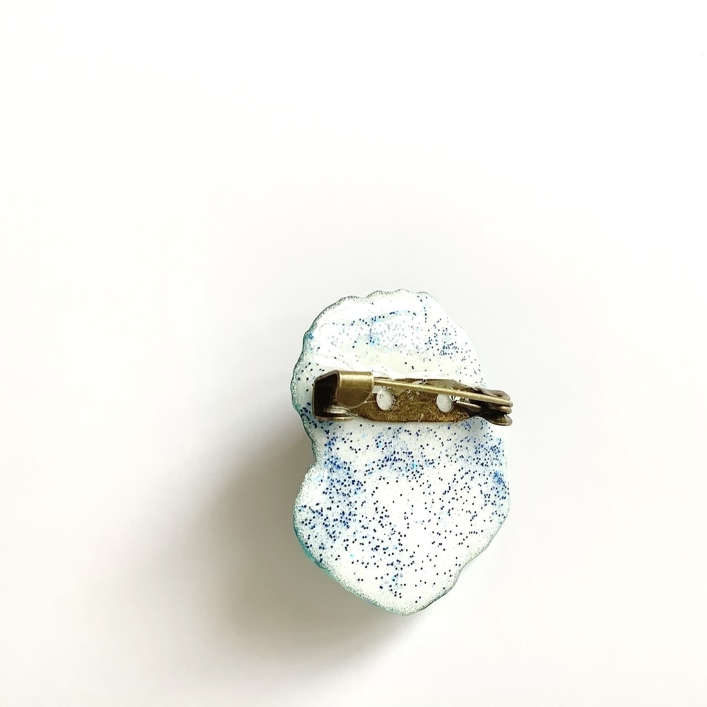 水遊び猫のブローチ