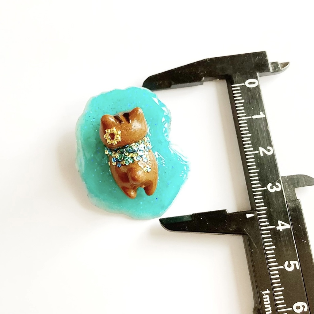 水遊び猫のブローチ