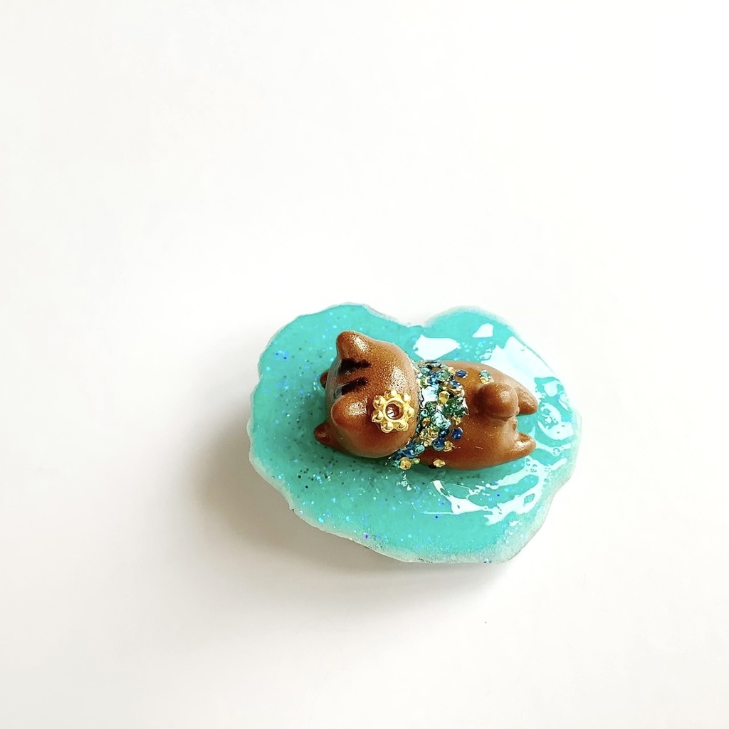 水遊び猫のブローチ