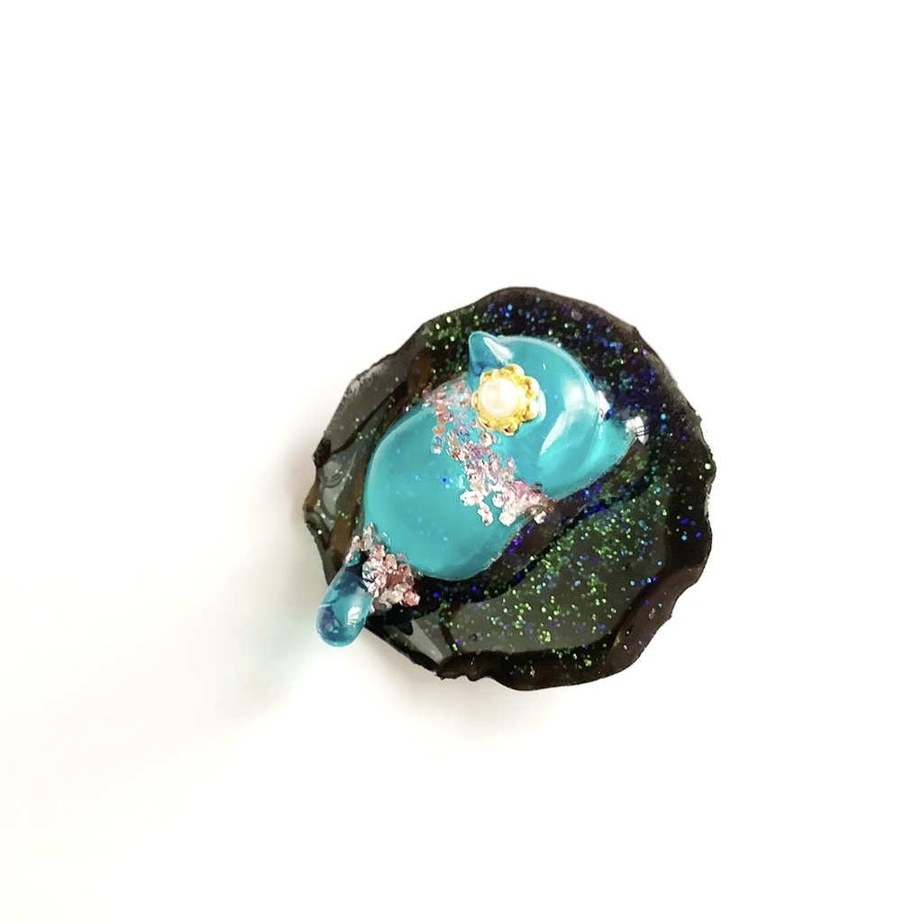 宇宙を泳ぐ猫のブローチ