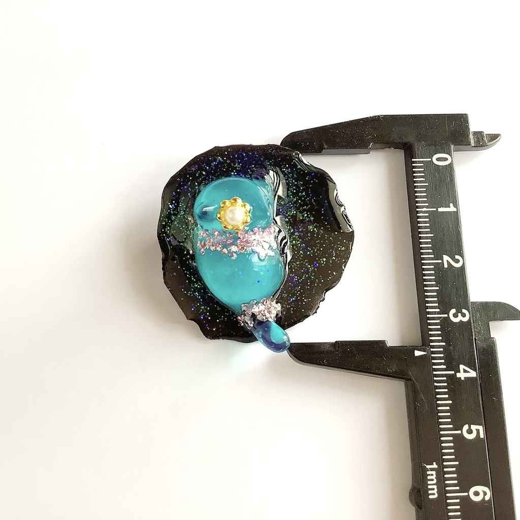 宇宙を泳ぐ猫のブローチ