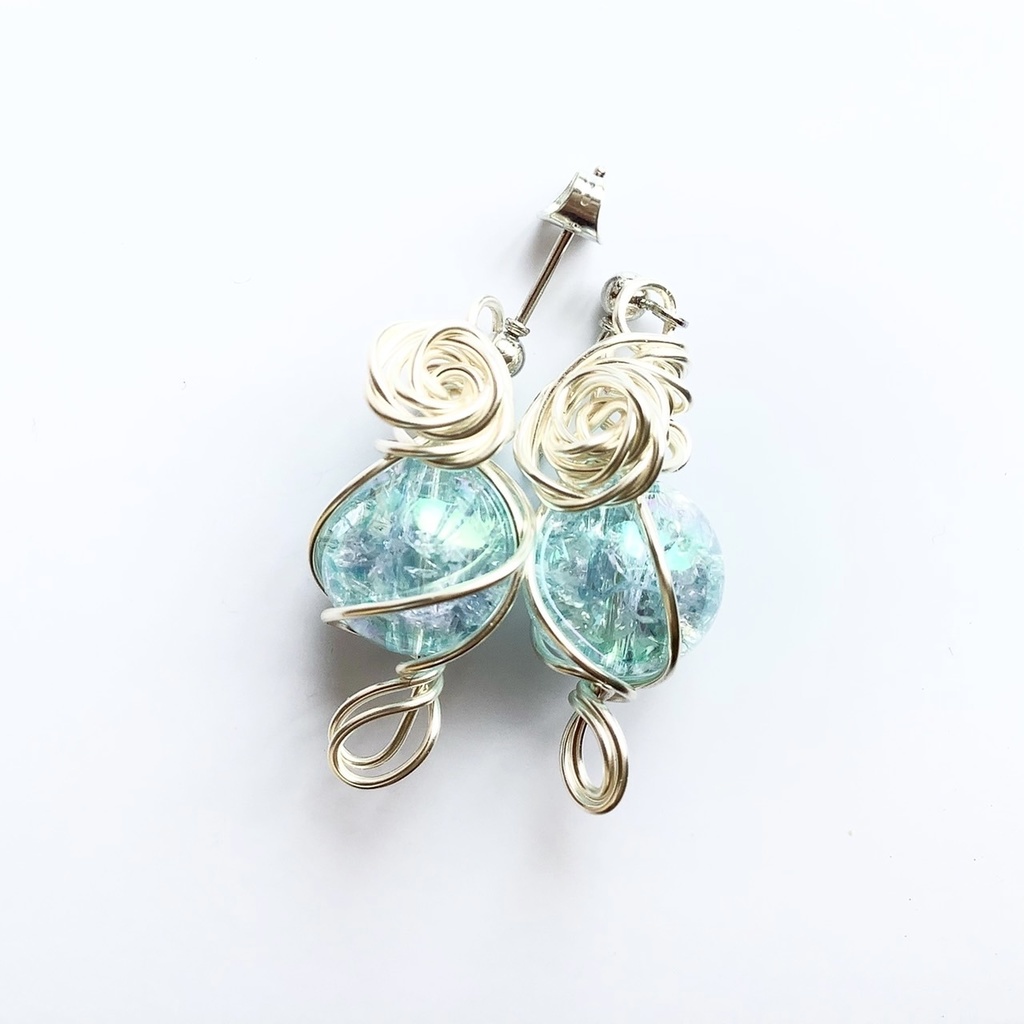 ［イヤリング変更可］薔薇の音符ピアス［金属アレルギー対応］