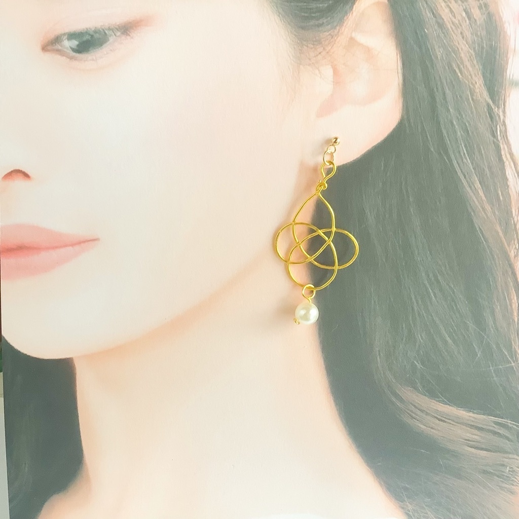 メビウスの花のピアス［イヤリング変更可］