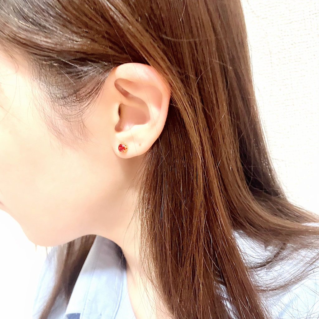 【金属アレルギー対応】キュービックジルコニアの一粒ピアス
