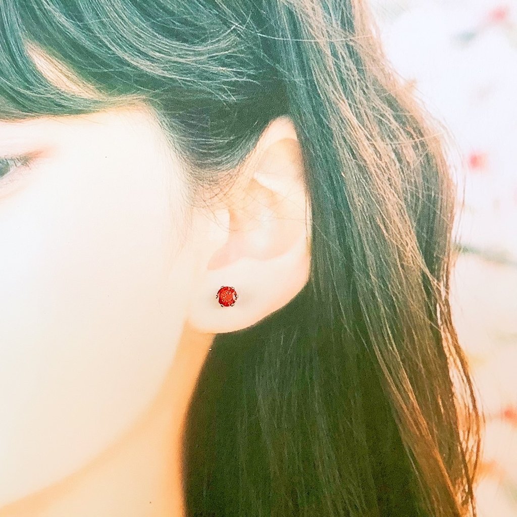 【金属アレルギー対応】キュービックジルコニアの一粒ピアス