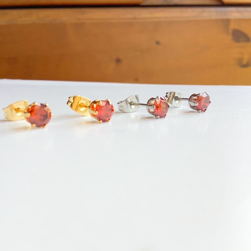 【金属アレルギー対応】キュービックジルコニアの一粒ピアス