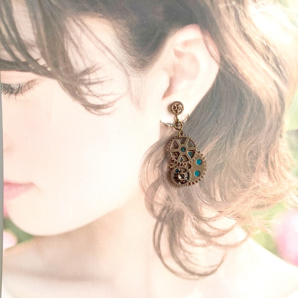 ステンドグラス風 歯車のイヤリング