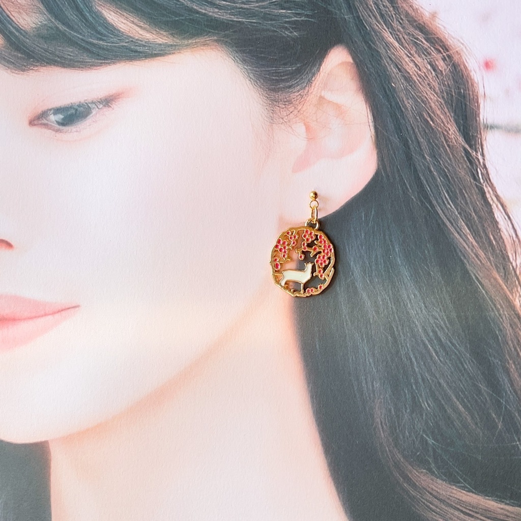 猫と梅のピアス・イヤリング【金属アレルギー対応】